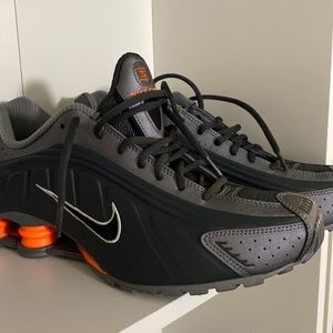 Nike Shox R4 Size 10 Grey Orange Black $150